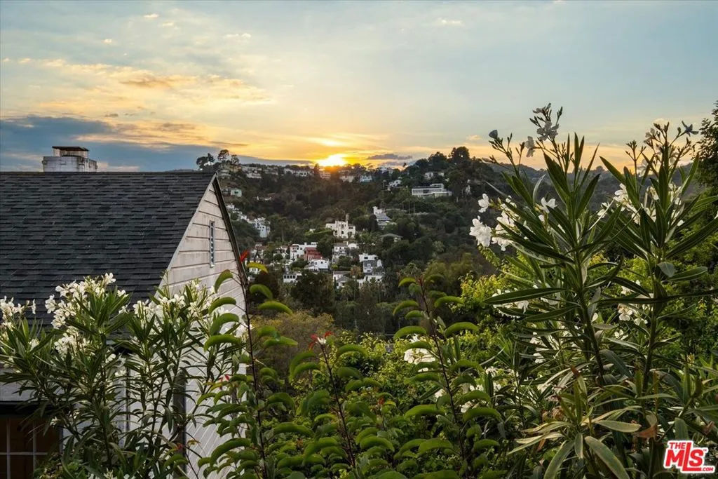 Los Angeles, California 90068, United States, 3 Bedrooms Bedrooms, ,3 BathroomsBathrooms,Residential,Pending,7450