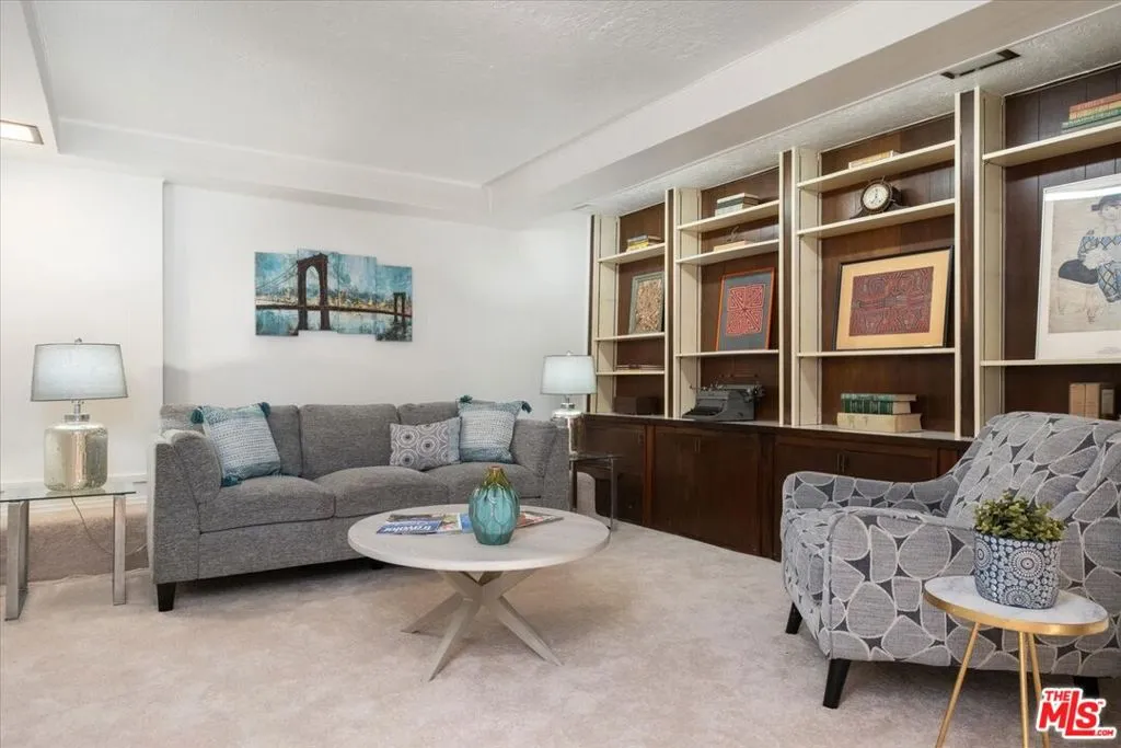 Los Angeles, California 90068, United States, 3 Bedrooms Bedrooms, ,3 BathroomsBathrooms,Residential,Pending,7450