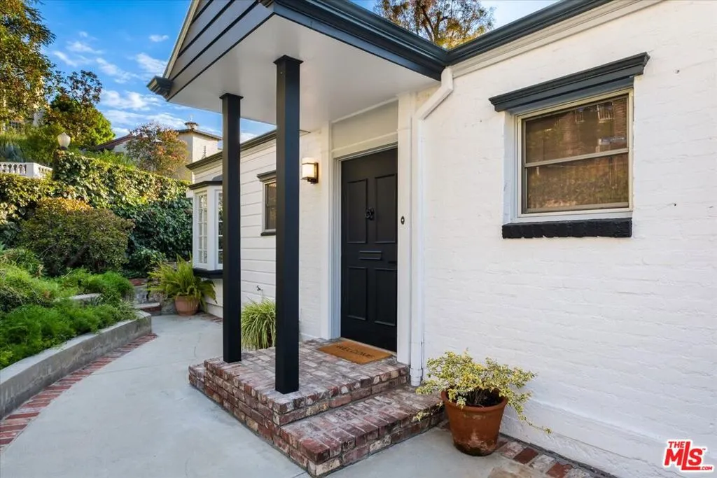 Los Angeles, California 90068, United States, 3 Bedrooms Bedrooms, ,3 BathroomsBathrooms,Residential,Pending,7450