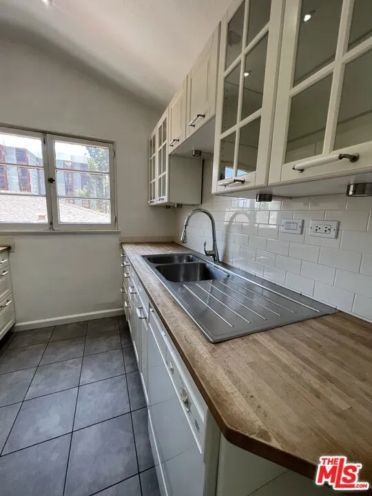 Los Angeles, California 90024, United States, ,1 BathroomBathrooms,Residential,Active,123392