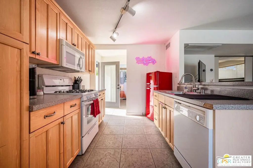 Palm Springs, California 92262, United States, 6 Bedrooms Bedrooms, ,4 BathroomsBathrooms,Residential,Pending,14438