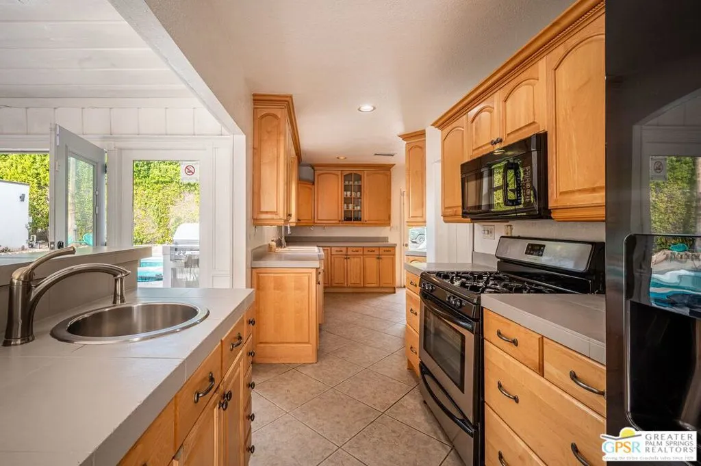 Palm Springs, California 92262, United States, 6 Bedrooms Bedrooms, ,4 BathroomsBathrooms,Residential,Pending,14438