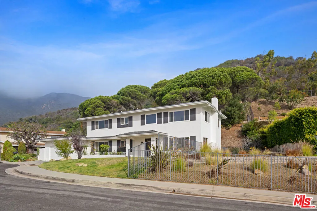 Pacific Palisades, California 90272, United States, 5 Bedrooms Bedrooms, ,3 BathroomsBathrooms,Residential,Active,27980
