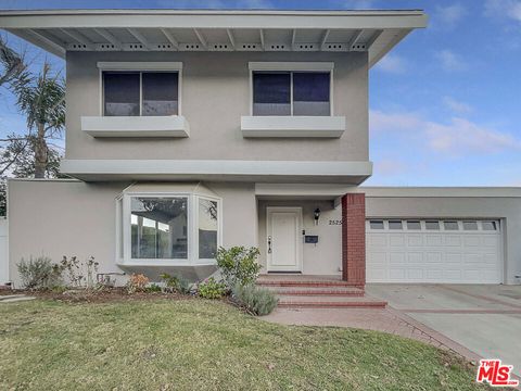 25258 Via Sistine Valencia CA 91355