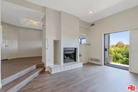 MLS: 25511609