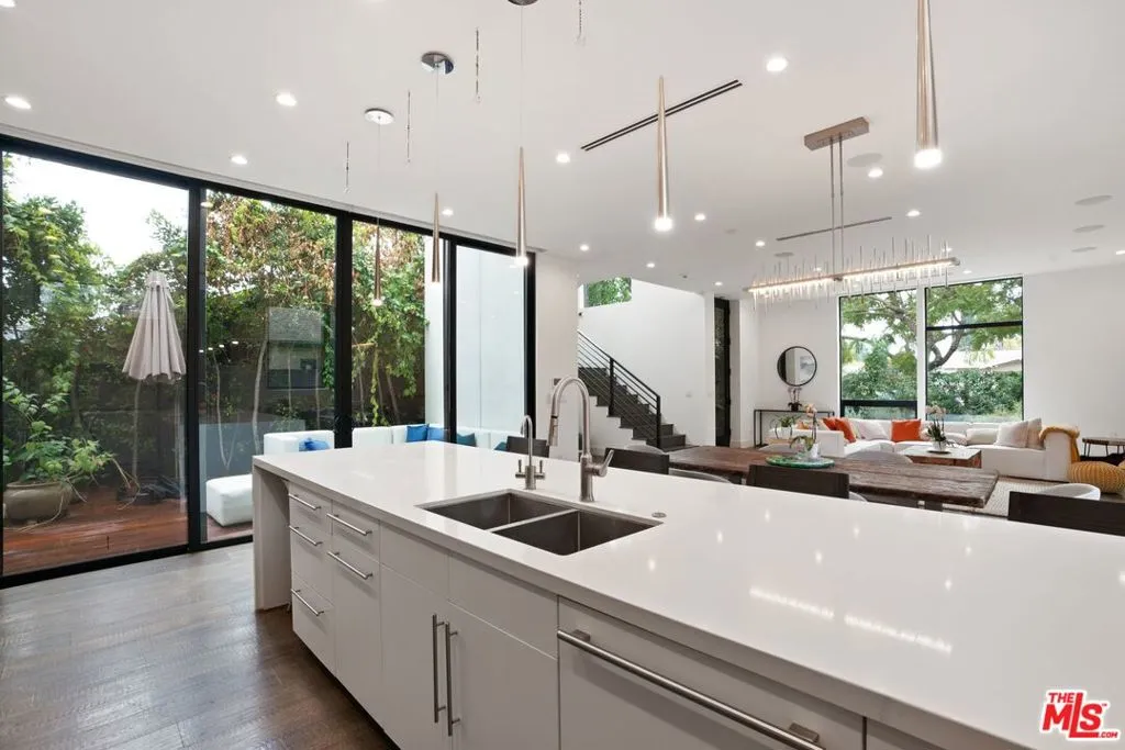 Venice, California 90291, United States, 5 Bedrooms Bedrooms, ,5 BathroomsBathrooms,Residential,Active,134615