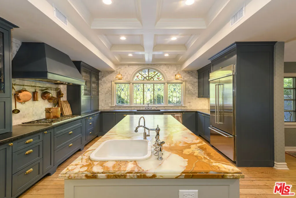 Woodland Hills, California 91364, United States, 5 Bedrooms Bedrooms, ,6 BathroomsBathrooms,Residential,Active,33663