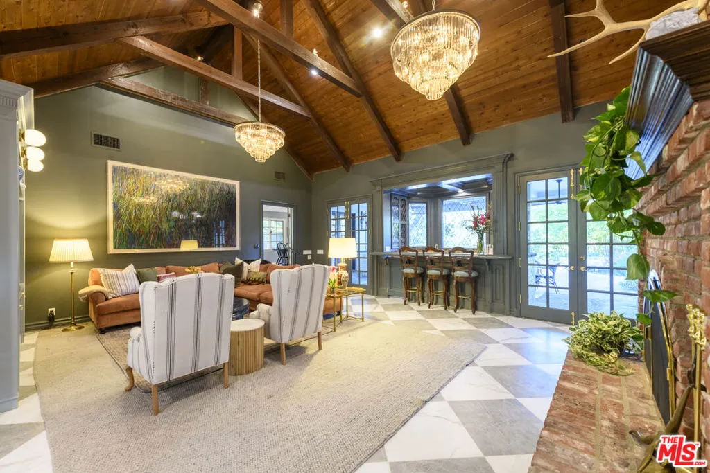 Woodland Hills, California 91364, United States, 5 Bedrooms Bedrooms, ,6 BathroomsBathrooms,Residential,Active,33663