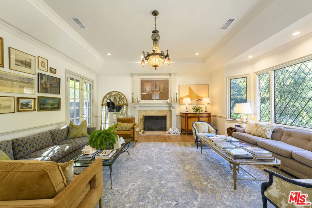 Woodland Hills, California 91364, United States, 5 Bedrooms Bedrooms, ,6 BathroomsBathrooms,Residential,Active,33663