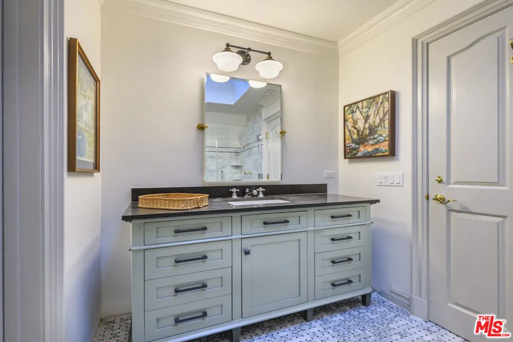 Woodland Hills, California 91364, United States, 5 Bedrooms Bedrooms, ,6 BathroomsBathrooms,Residential,Active,33663