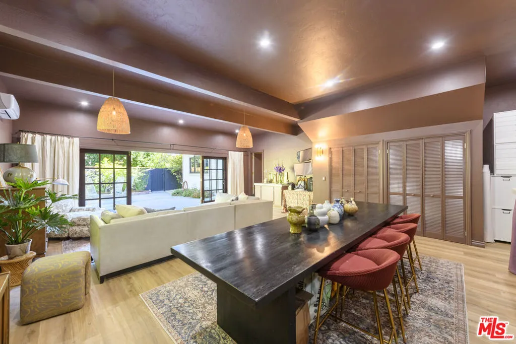 Woodland Hills, California 91364, United States, 5 Bedrooms Bedrooms, ,6 BathroomsBathrooms,Residential,Active,33663