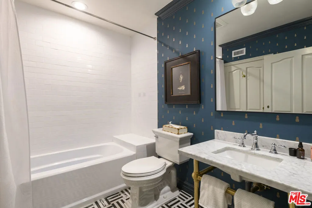 Woodland Hills, California 91364, United States, 5 Bedrooms Bedrooms, ,6 BathroomsBathrooms,Residential,Active,33663