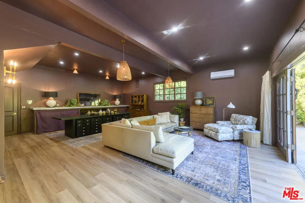 Woodland Hills, California 91364, United States, 5 Bedrooms Bedrooms, ,6 BathroomsBathrooms,Residential,Active,33663