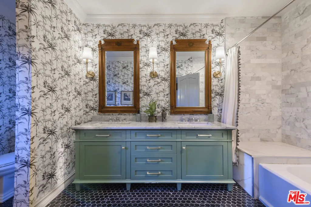 Woodland Hills, California 91364, United States, 5 Bedrooms Bedrooms, ,6 BathroomsBathrooms,Residential,Active,33663