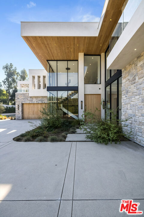 Properties 3 19554 Oxnard Street
