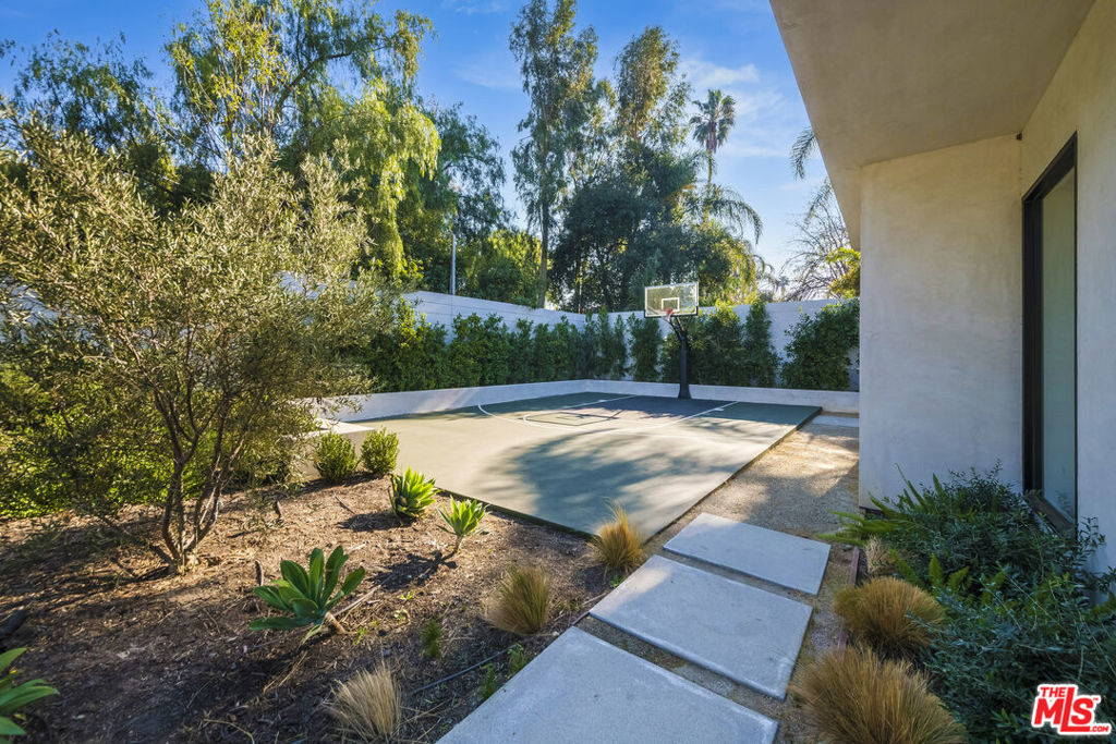 Properties 2 19554 Oxnard Street