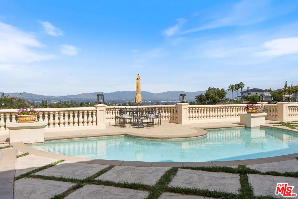 Tarzana, California 91356, United States, 5 Bedrooms Bedrooms, ,7 BathroomsBathrooms,Residential,Active,86808