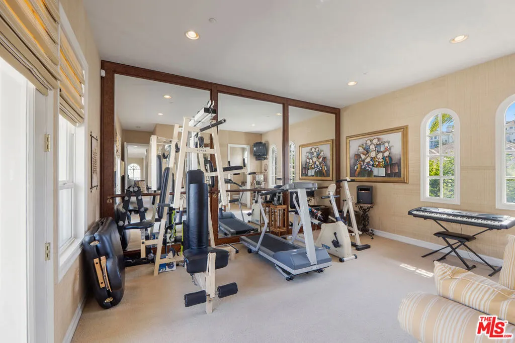 Tarzana, California 91356, United States, 5 Bedrooms Bedrooms, ,7 BathroomsBathrooms,Residential,Active,86808