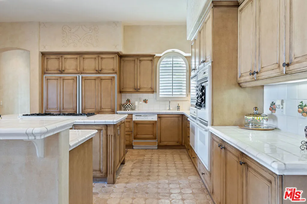 Tarzana, California 91356, United States, 5 Bedrooms Bedrooms, ,7 BathroomsBathrooms,Residential,Active,86808