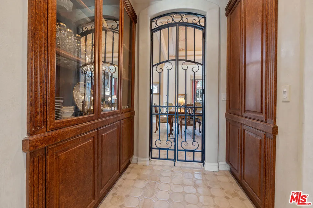 Tarzana, California 91356, United States, 5 Bedrooms Bedrooms, ,7 BathroomsBathrooms,Residential,Active,86808