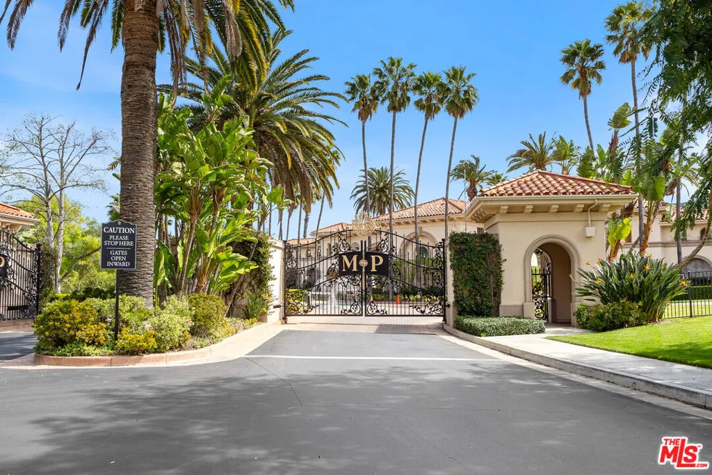 Tarzana, California 91356, United States, 5 Bedrooms Bedrooms, ,7 BathroomsBathrooms,Residential,Active,86808