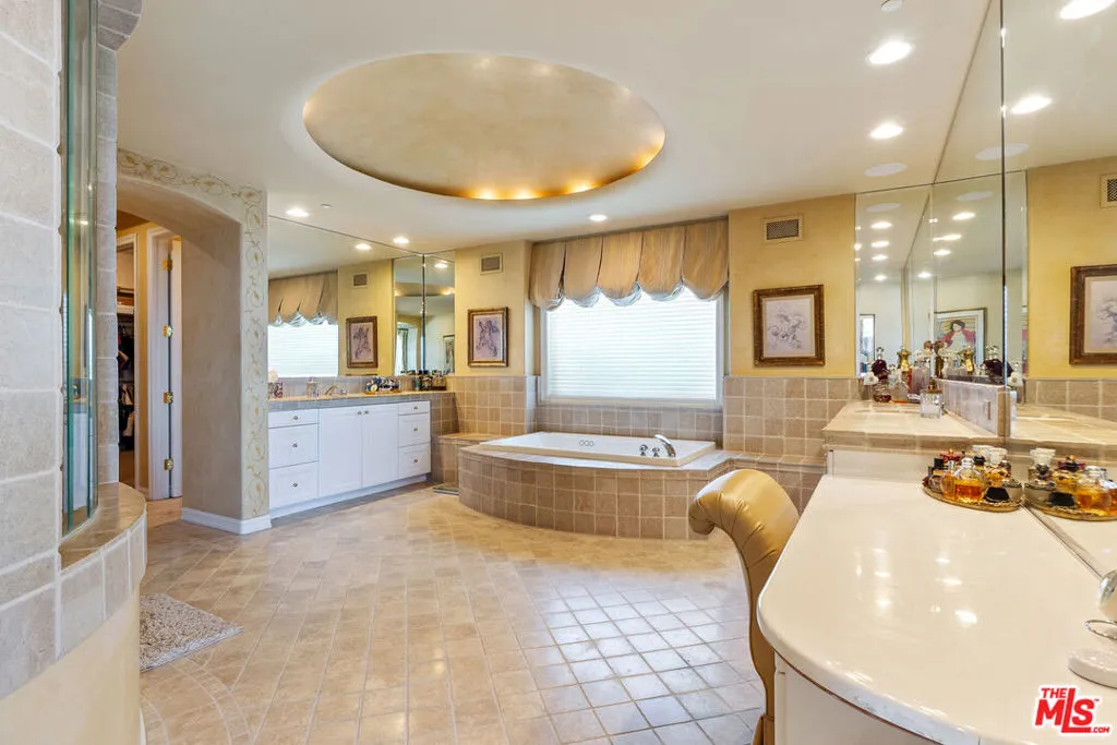 Tarzana, California 91356, United States, 5 Bedrooms Bedrooms, ,7 BathroomsBathrooms,Residential,Active,86808