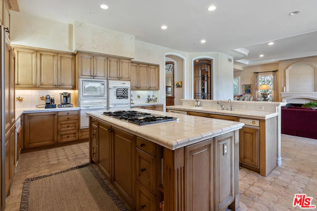 Tarzana, California 91356, United States, 5 Bedrooms Bedrooms, ,7 BathroomsBathrooms,Residential,Active,86808