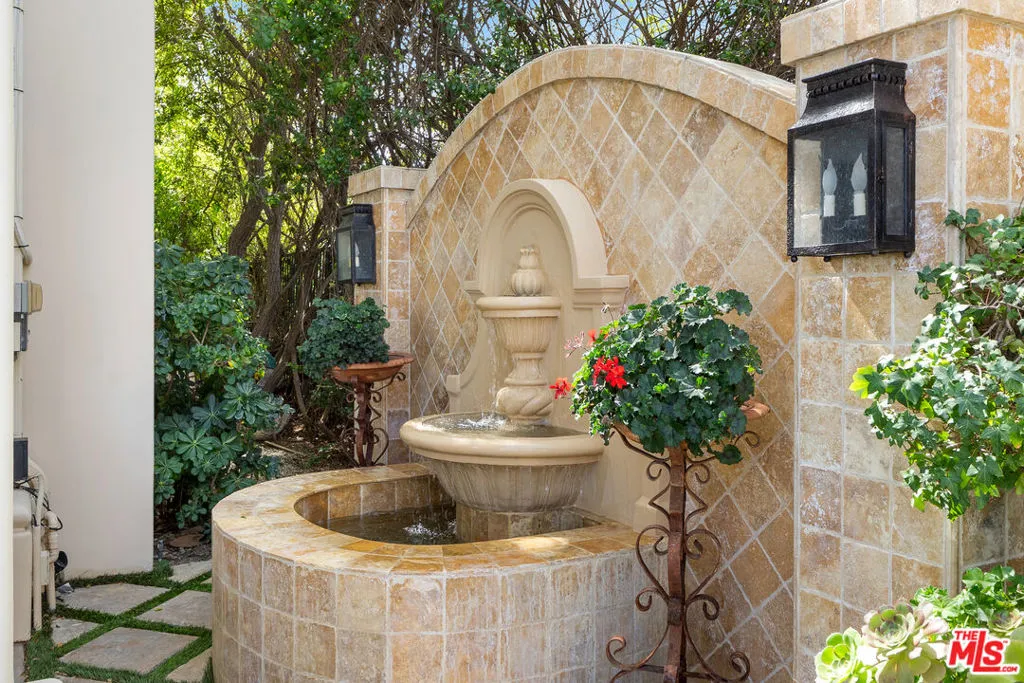 Tarzana, California 91356, United States, 5 Bedrooms Bedrooms, ,7 BathroomsBathrooms,Residential,Active,86808