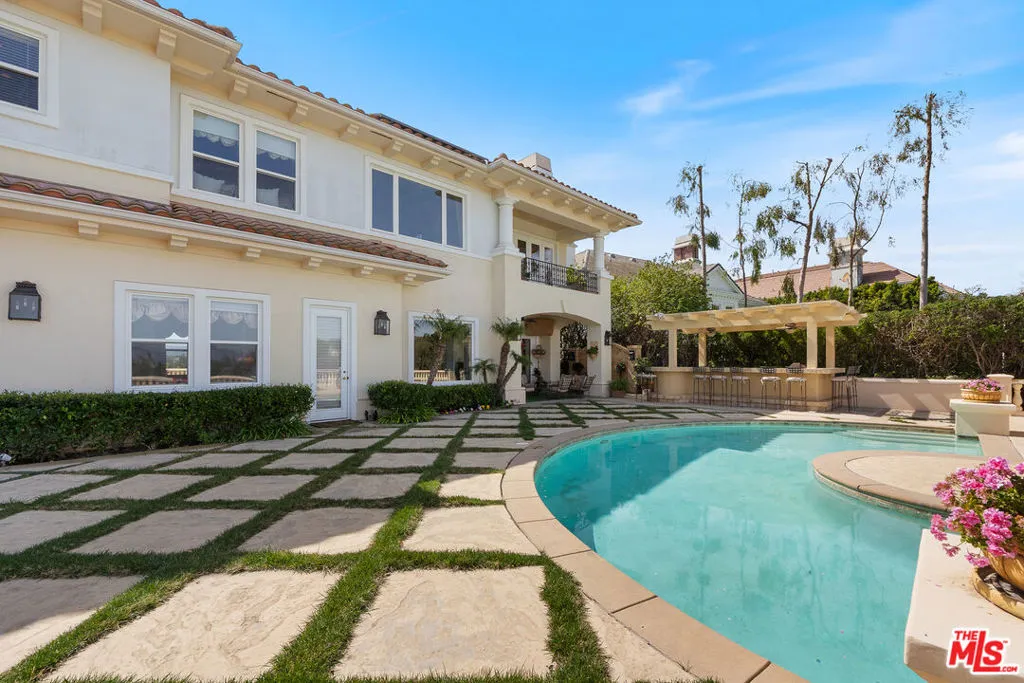 Tarzana, California 91356, United States, 5 Bedrooms Bedrooms, ,7 BathroomsBathrooms,Residential,Active,86808