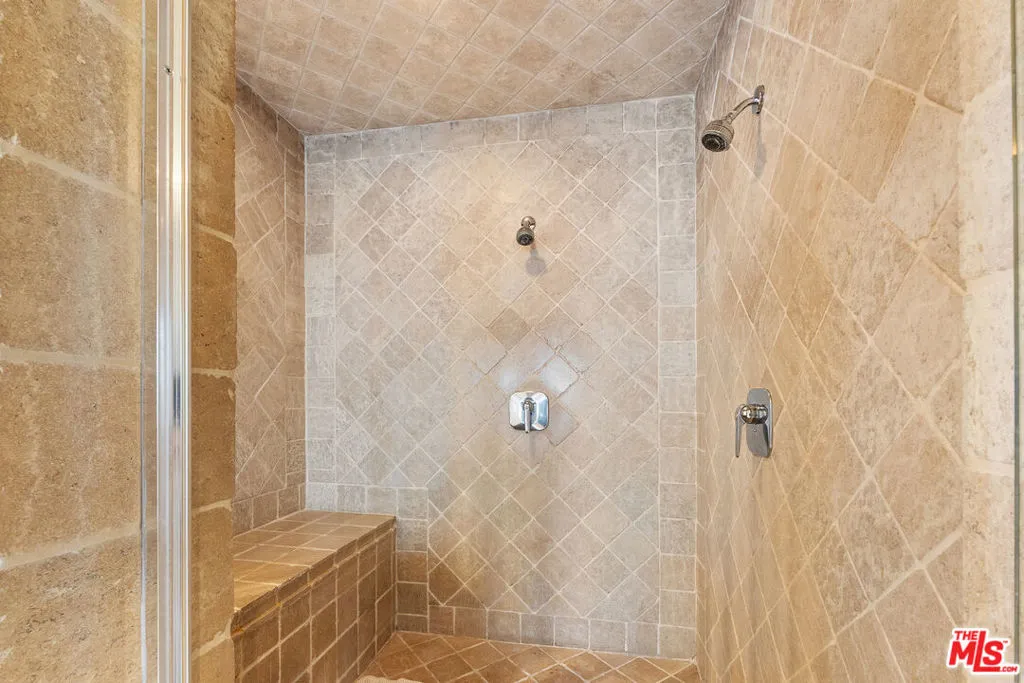 Tarzana, California 91356, United States, 5 Bedrooms Bedrooms, ,7 BathroomsBathrooms,Residential,Active,86808