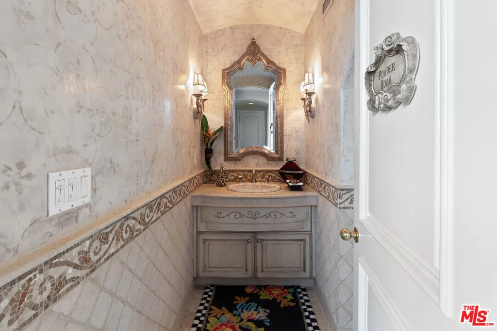 Tarzana, California 91356, United States, 5 Bedrooms Bedrooms, ,7 BathroomsBathrooms,Residential,Active,86808