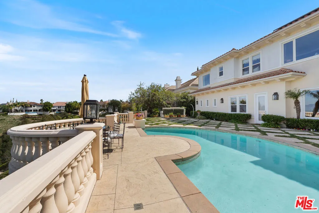 Tarzana, California 91356, United States, 5 Bedrooms Bedrooms, ,7 BathroomsBathrooms,Residential,Active,86808