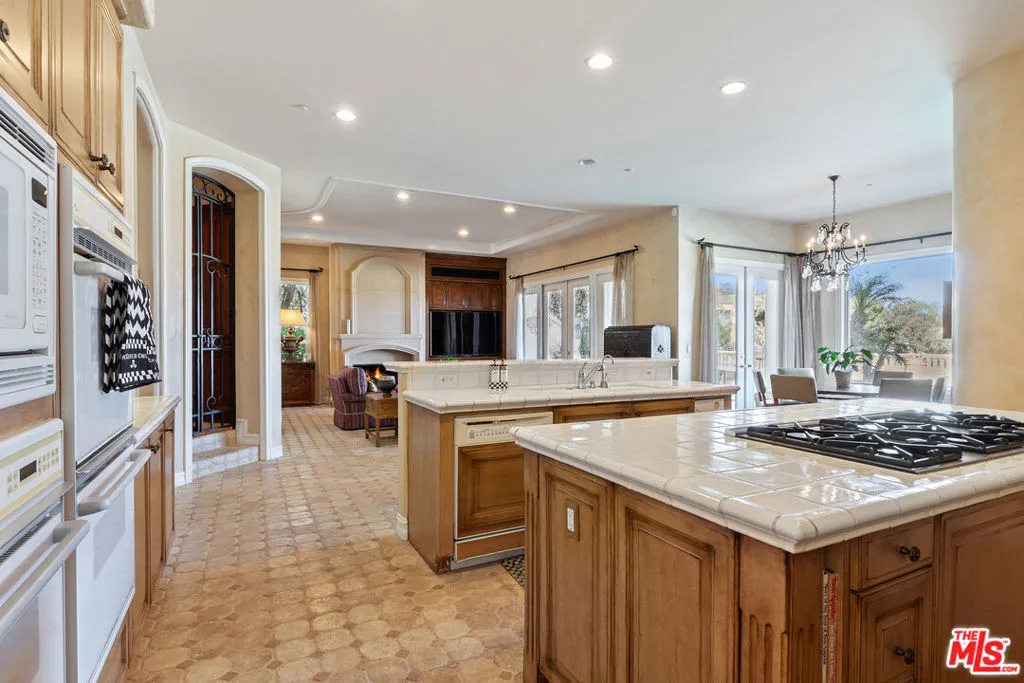 Tarzana, California 91356, United States, 5 Bedrooms Bedrooms, ,7 BathroomsBathrooms,Residential,Active,86808