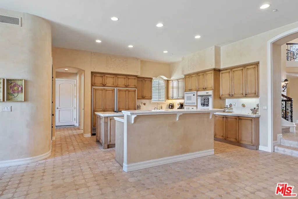 Tarzana, California 91356, United States, 5 Bedrooms Bedrooms, ,7 BathroomsBathrooms,Residential,Active,86808