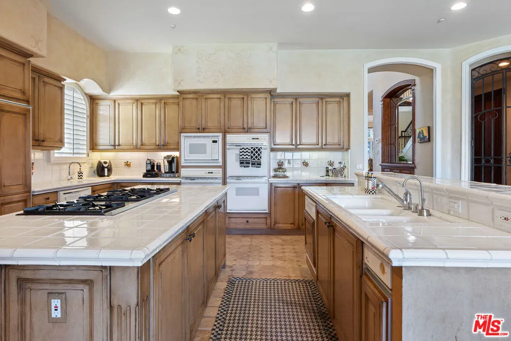 Tarzana, California 91356, United States, 5 Bedrooms Bedrooms, ,7 BathroomsBathrooms,Residential,Active,86808