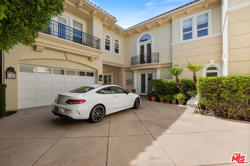 Tarzana, California 91356, United States, 5 Bedrooms Bedrooms, ,7 BathroomsBathrooms,Residential,Active,86808