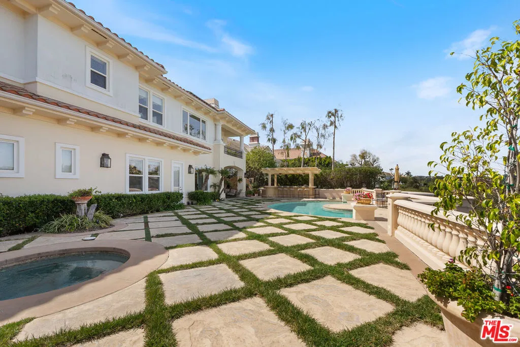 Tarzana, California 91356, United States, 5 Bedrooms Bedrooms, ,7 BathroomsBathrooms,Residential,Active,86808