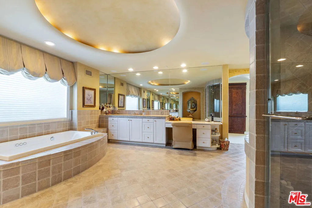 Tarzana, California 91356, United States, 5 Bedrooms Bedrooms, ,7 BathroomsBathrooms,Residential,Active,86808