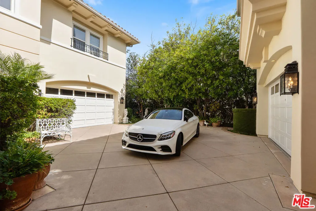 Tarzana, California 91356, United States, 5 Bedrooms Bedrooms, ,7 BathroomsBathrooms,Residential,Active,86808