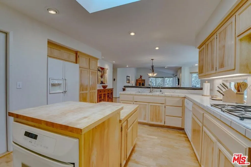 Cambria, California 93428, United States, 3 Bedrooms Bedrooms, ,3 BathroomsBathrooms,Residential,Pending,44759