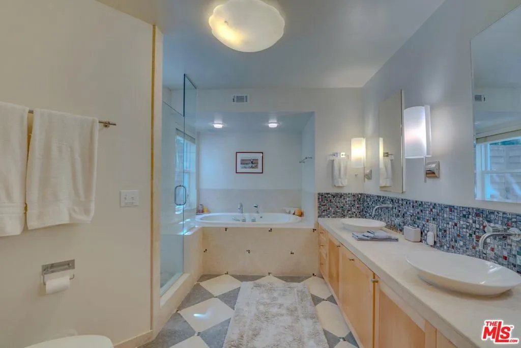 Cambria, California 93428, United States, 3 Bedrooms Bedrooms, ,3 BathroomsBathrooms,Residential,Pending,44759