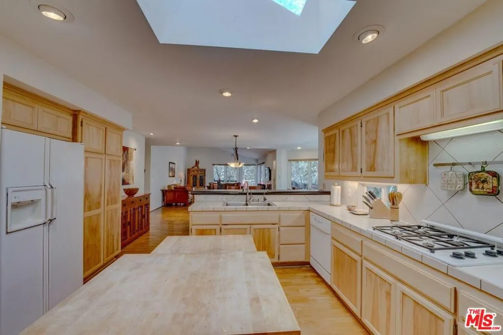 Cambria, California 93428, United States, 3 Bedrooms Bedrooms, ,3 BathroomsBathrooms,Residential,Pending,44759