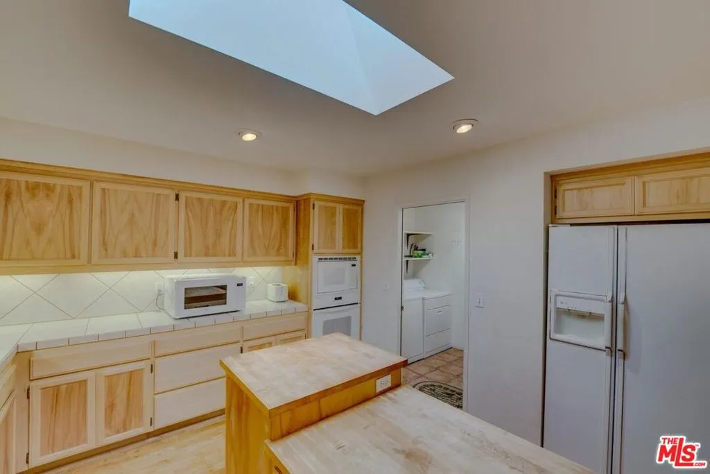 Cambria, California 93428, United States, 3 Bedrooms Bedrooms, ,3 BathroomsBathrooms,Residential,Pending,44759