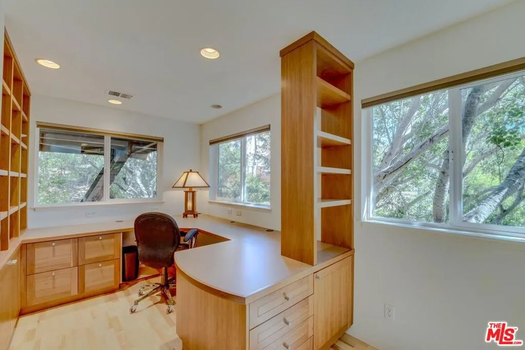 Cambria, California 93428, United States, 3 Bedrooms Bedrooms, ,3 BathroomsBathrooms,Residential,Pending,44759