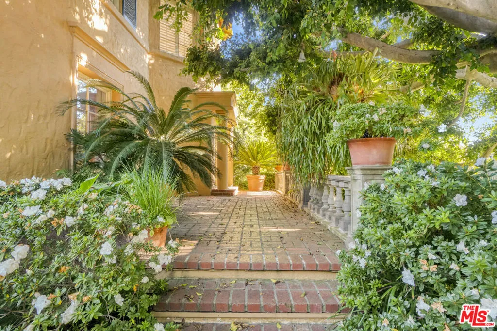 Los Angeles, California 90024, United States, 5 Bedrooms Bedrooms, ,4 BathroomsBathrooms,Residential,Pending,33810