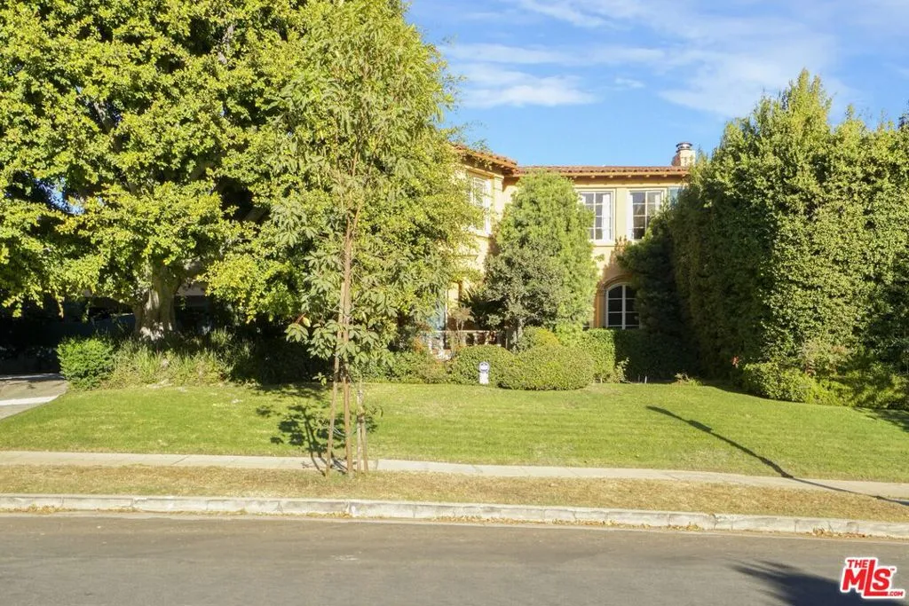 Los Angeles, California 90024, United States, 5 Bedrooms Bedrooms, ,4 BathroomsBathrooms,Residential,Pending,33810