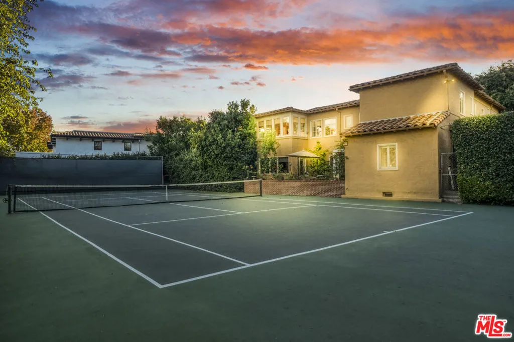 Los Angeles, California 90024, United States, 5 Bedrooms Bedrooms, ,4 BathroomsBathrooms,Residential,Pending,33810