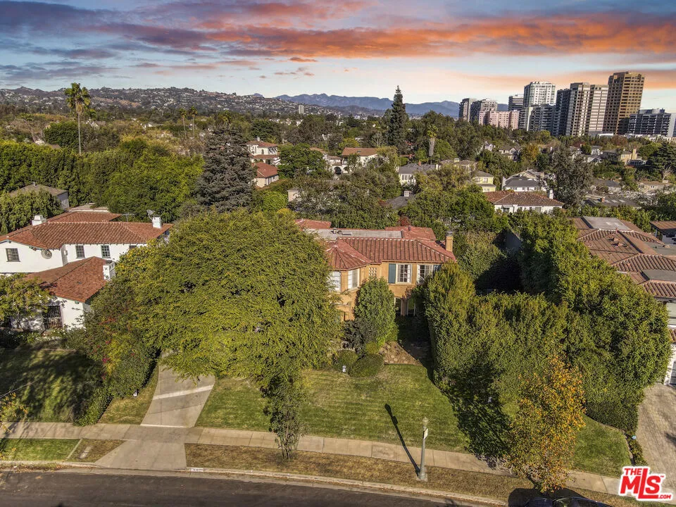 Los Angeles, California 90024, United States, 5 Bedrooms Bedrooms, ,4 BathroomsBathrooms,Residential,Pending,33810