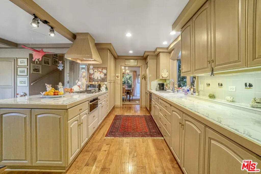 Los Angeles, California 90024, United States, 5 Bedrooms Bedrooms, ,4 BathroomsBathrooms,Residential,Pending,33810