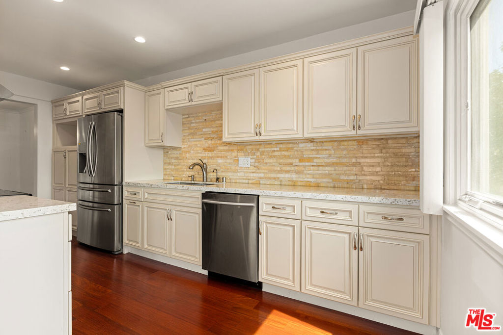 Properties 4 289 S Barrington Avenue A307